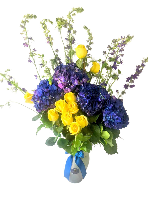 Centerpiece made of Yellow Roses and Blue Hydrangeas