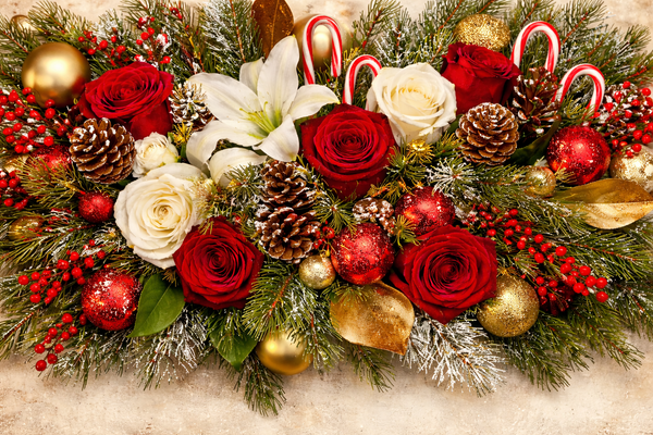 Camino de flores navideñas con rosas rojas, follaje verde y detalles dorados, dispuesto en un arreglo horizontal festivo.