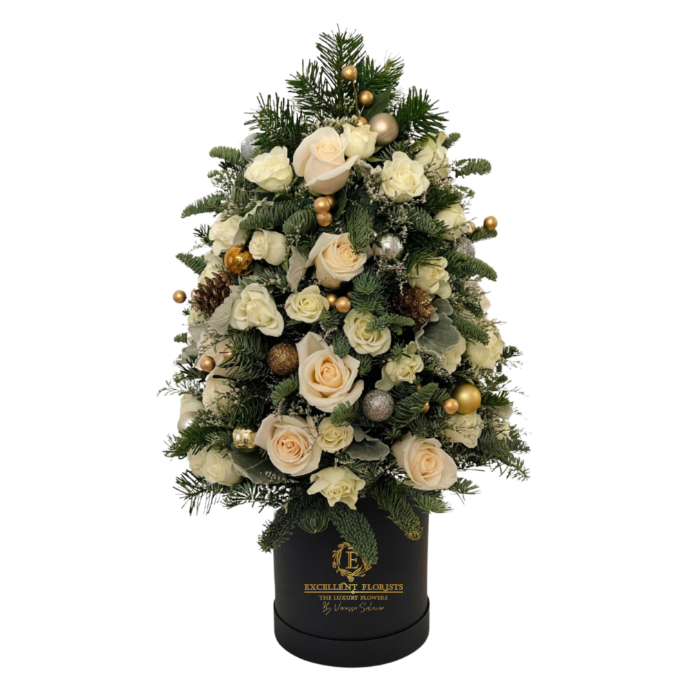 Árbol floral navideño de lujo con rosas crema, follaje fresco, esferas doradas y piñas, presentado en una elegante base negra.