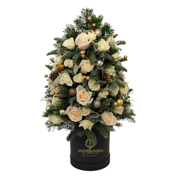 Árbol floral navideño de lujo con rosas crema, follaje fresco, esferas doradas y piñas, presentado en una elegante base negra.