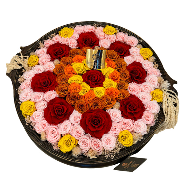 Mandala grande con rosas preservadas en tonos vibrantes de rojo, amarillo, rosa y blanco, ideal para decoración de lujo.