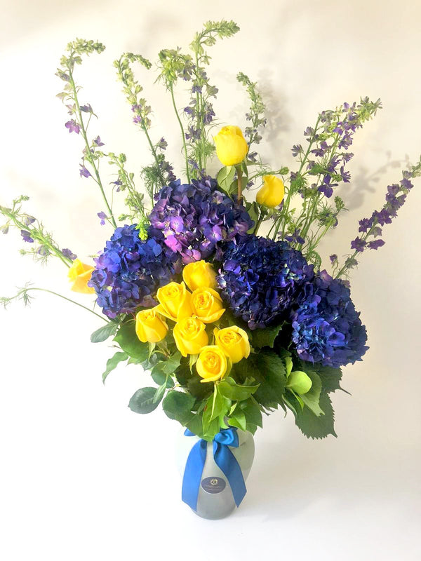Centerpiece made of Yellow Roses and Blue Hydrangeas